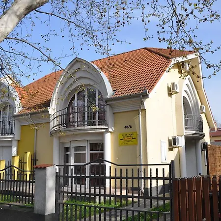 Julius Apartmanhaz