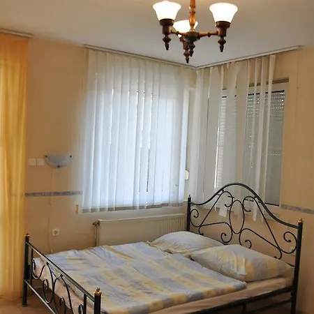 Julius Apartmanhaz